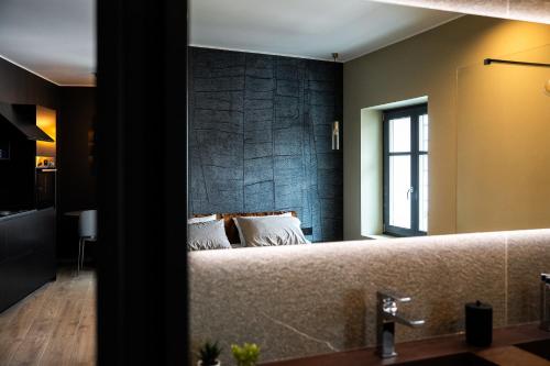 a bedroom with a bed and a window at KODERLE SUITE K4 Zampa D Orso in Brunico