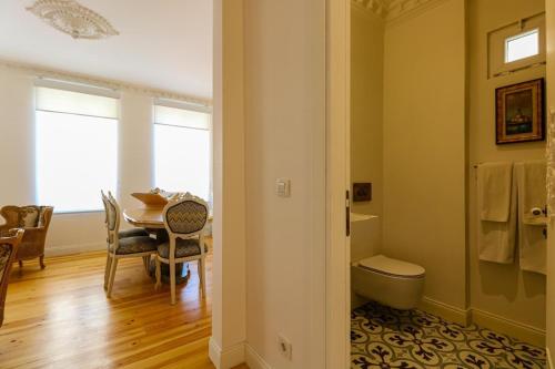 une salle de bain avec une table et une salle à manger dans l'établissement Balatella Suites, à Istanbul