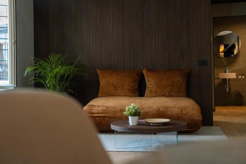a bedroom with a bed and a table with a plant at KODERLE SUITE K4 Zampa D Orso in Brunico