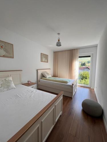 IstogにあるAbi Apartmentのベッド2台と窓のある寝室