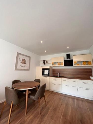 TV a/nebo společenská místnost v ubytování Abi Apartment