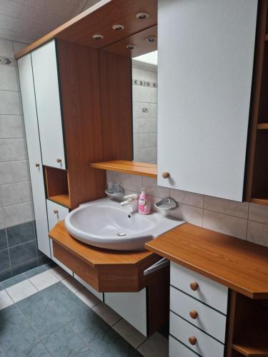 Ένα μπάνιο στο Ferienwohnung am Stadtrand