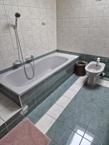 Ένα μπάνιο στο Ferienwohnung am Stadtrand