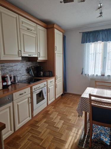 Η κουζίνα ή μικρή κουζίνα στο Ferienwohnung am Stadtrand