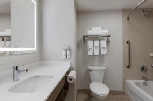 Salle de bains dans l'établissement Holiday Inn Express & Suites Ottawa East-Orleans by IHG
