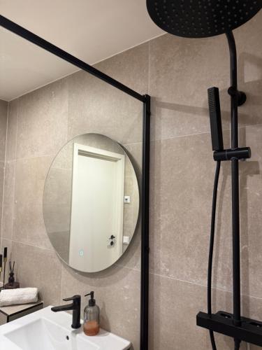 a bathroom with a mirror and a sink at Familjevänligt radhus in Arlöv