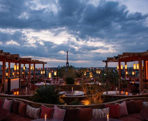 巴黎Hotel SAX Paris, LXR Hotels & Resorts的一间享有艾菲尔铁塔景色的餐厅