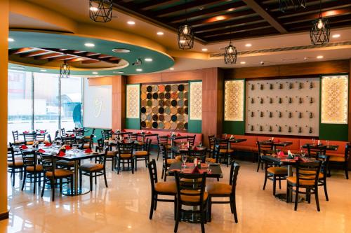 a dining room filled with tables and chairs at Star Metro Deira Hotel Apartments in Dubai