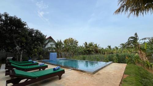 Der Swimmingpool an oder in der Nähe von Wind Haven Yala