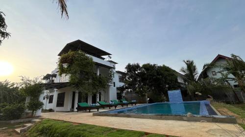 Der Swimmingpool an oder in der Nähe von Wind Haven Yala