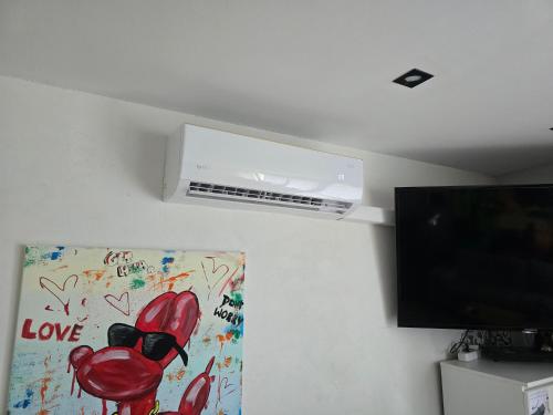 a room with a fan and a painting on the wall at Art Apart in Płock
