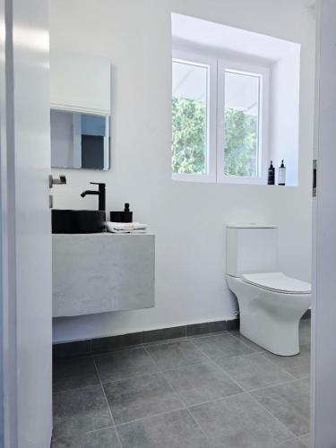 Bilik mandi di Suites with Shared Garden Sougia
