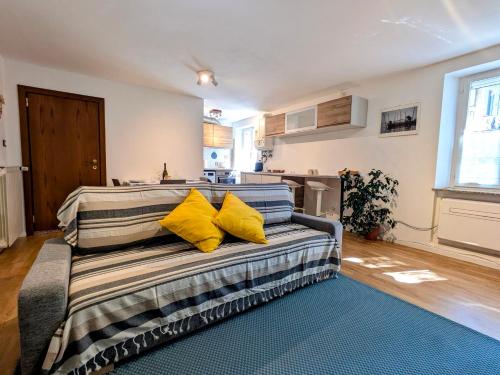 a living room with a couch with two yellow pillows at Casa Vianella in Grado