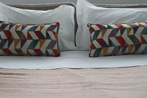 deux oreillers posés sur un lit dans l'établissement Cagaréus, à Aveiro