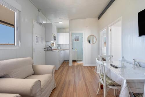 ein Wohnzimmer mit Sofa und Tisch in der Unterkunft Casa Con Jardín y piscina in Chiclana de la Frontera