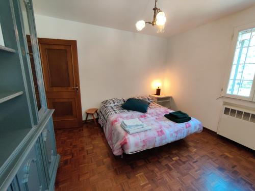 a bedroom with a bed in the middle of a room at Villa alle Querce in Martellago