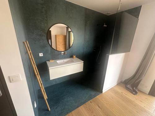 un bagno con lavandino e specchio di Villa Toussaint a Pianottoli-Caldarello