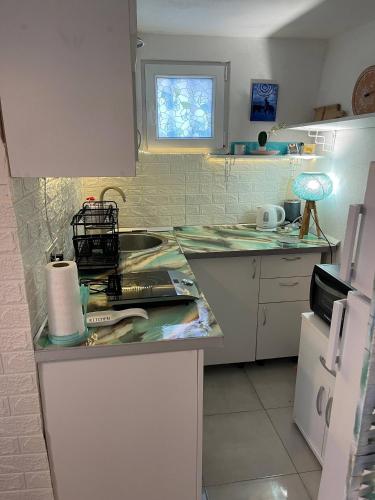 Una cocina o zona de cocina en Laniakea small apartment in shared house