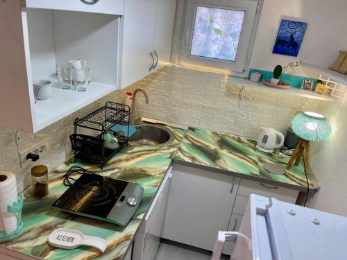 Una cocina o zona de cocina en Laniakea small apartment in shared house