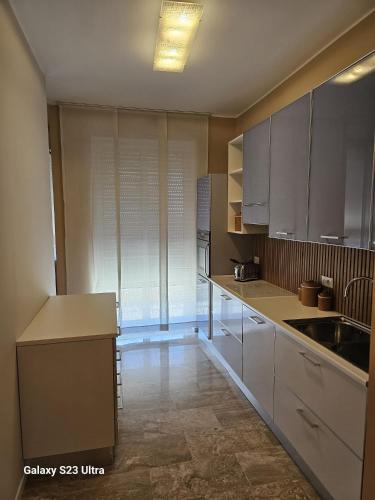 a kitchen with white cabinets and a counter top at Bilocale di Prestigio a pochi passi a piedi dallo IEO 10 minuti in auto da HUMANITAS 15 minuti dal centro di Milano in Opera