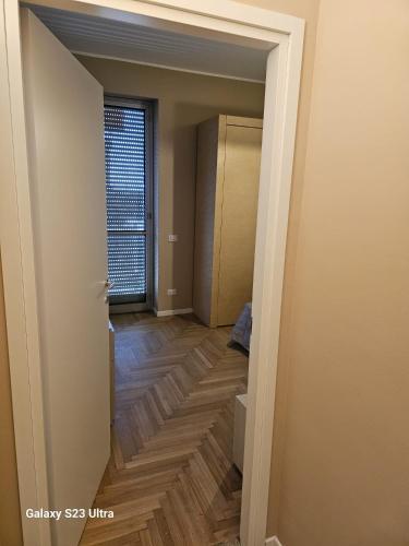 an empty hallway with a door leading into a room at Bilocale di Prestigio a pochi passi a piedi dallo IEO 10 minuti in auto da HUMANITAS 15 minuti dal centro di Milano in Opera