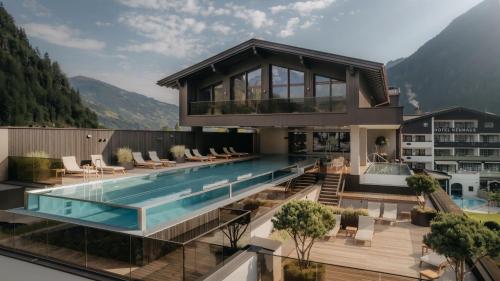 uma casa com piscina no topo de um prédio em Neuhaus Zillertal Resort em Mayrhofen