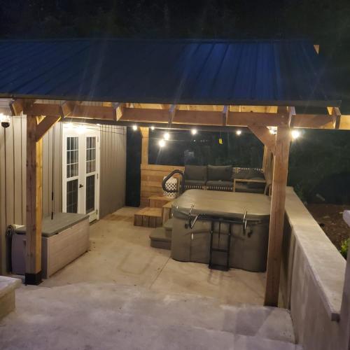 WilberforceOur Happy Place的一个带桌子和沙发的有盖庭院