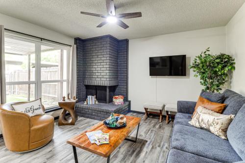 TV a/nebo společenská místnost v ubytování 5 Mi to ATandT Stadium Townhome with Community Pools!