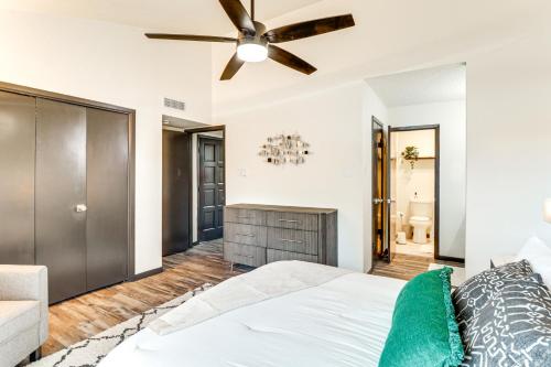 Postel nebo postele na pokoji v ubytování 5 Mi to ATandT Stadium Townhome with Community Pools!