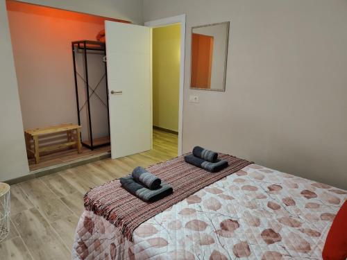 a bedroom with a bed with two towels on it at Lembranzas in Padrón