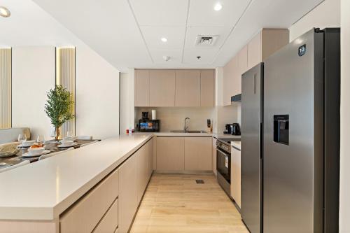 Küche/Küchenzeile in der Unterkunft Desert Key - Perfectly Located Yas Island Premier Apts