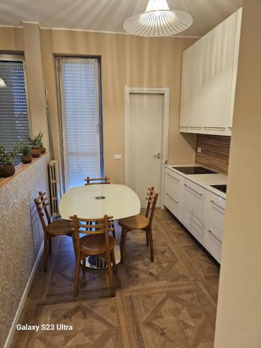 Kuchyň nebo kuchyňský kout v ubytování Trilocale di Prestigio pochi passi a piedi dallo IEO e 10 minuti auto HUMANITAS 15 minuti dal centro di Milano