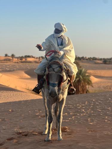 una persona a cavallo nel deserto di Dar Lalla Mbarka a El Menia