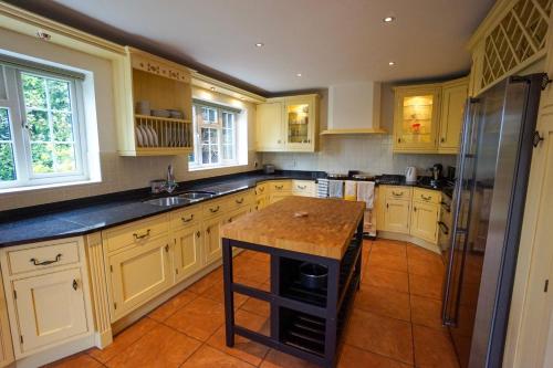 Η κουζίνα ή μικρή κουζίνα στο Stunning 7-Bed Home in Lichfield