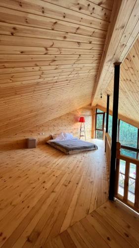 Un dormitorio en una cabaña de troncos con una cama dentro. en IparAlto, 