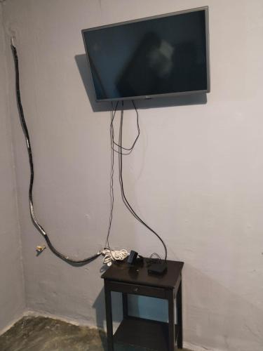 シウダー・フアレスにあるMi casaの壁に掛けられた薄型テレビ