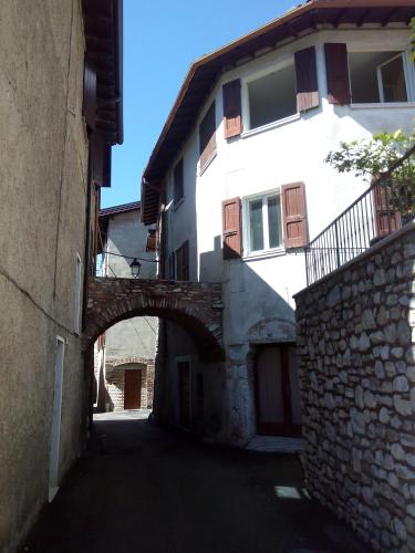 an alley with an archway in front of a building at Cà del borgo Historic Village in Toscolano Maderno