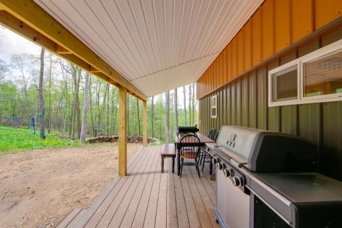 Μπαλκόνι ή βεράντα στο 1 Mi to Mohican River Wooded Retreat with Trails!