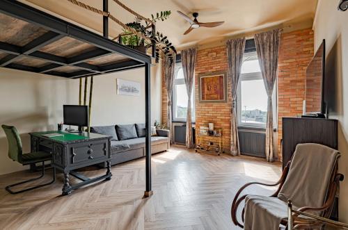 Rustic Gallery Apartment with Panoramic View and AC