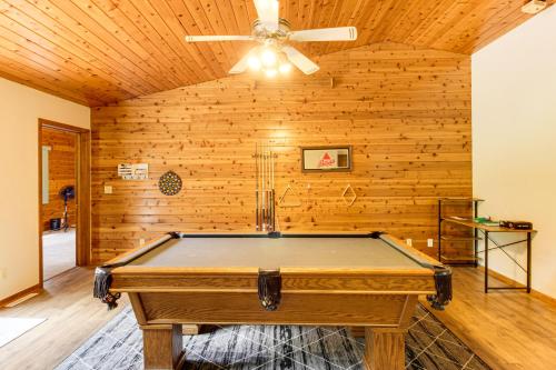 Φωτογραφία από το άλμπουμ του Hot Tub and 2 Recreation Rooms Spacious Onamia Home σε Onamia