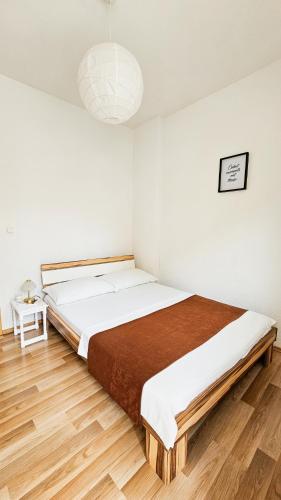 Giường trong phòng chung tại One-Bedroom Apartment, 10min from the City Center