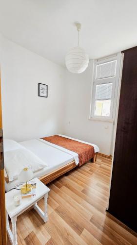 Giường trong phòng chung tại One-Bedroom Apartment, 10min from the City Center