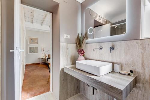 Romantic Studio with Balcony near Navona Square