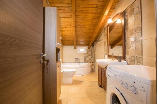 Koupelna v ubytování Villa Victoria by CorfuEscapes