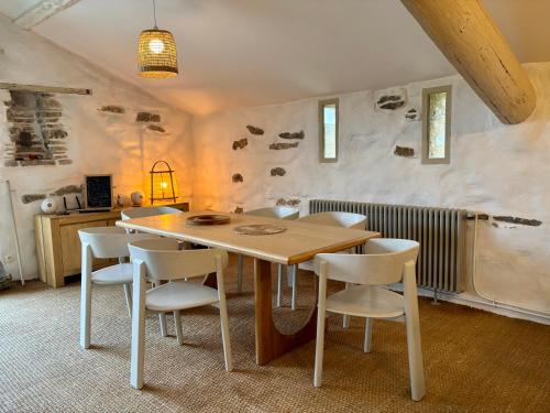 une salle à manger avec une table et des chaises blanches dans l'établissement Bergerie bonheur!, à Port-la-Nouvelle