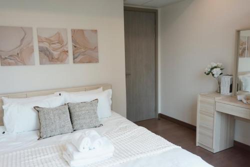 Katil atau katil-katil dalam bilik di Amazing Pool and Luxury Condo Unit Near Phrom Phong BTS