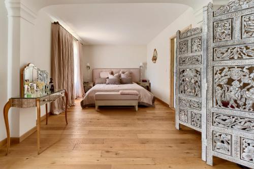 - une chambre avec un lit et un grand mur dans l'établissement Authentic Provençal Villa with Pool, à La Colle-sur-Loup
