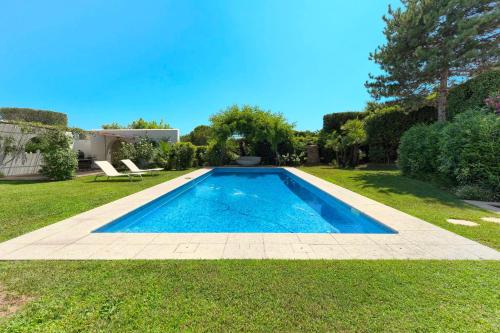 une piscine dans la cour d'une maison dans l'établissement Authentic Provençal Villa with Pool, à La Colle-sur-Loup