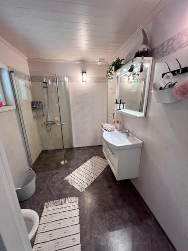 a bathroom with a sink and a shower at Villa Garpenberg in Garpenberg