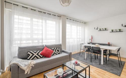 un salon avec un canapé et une table dans l'établissement Superbe Apart 2 rooms lumineaux parking Casa Lyon, à Lyon
